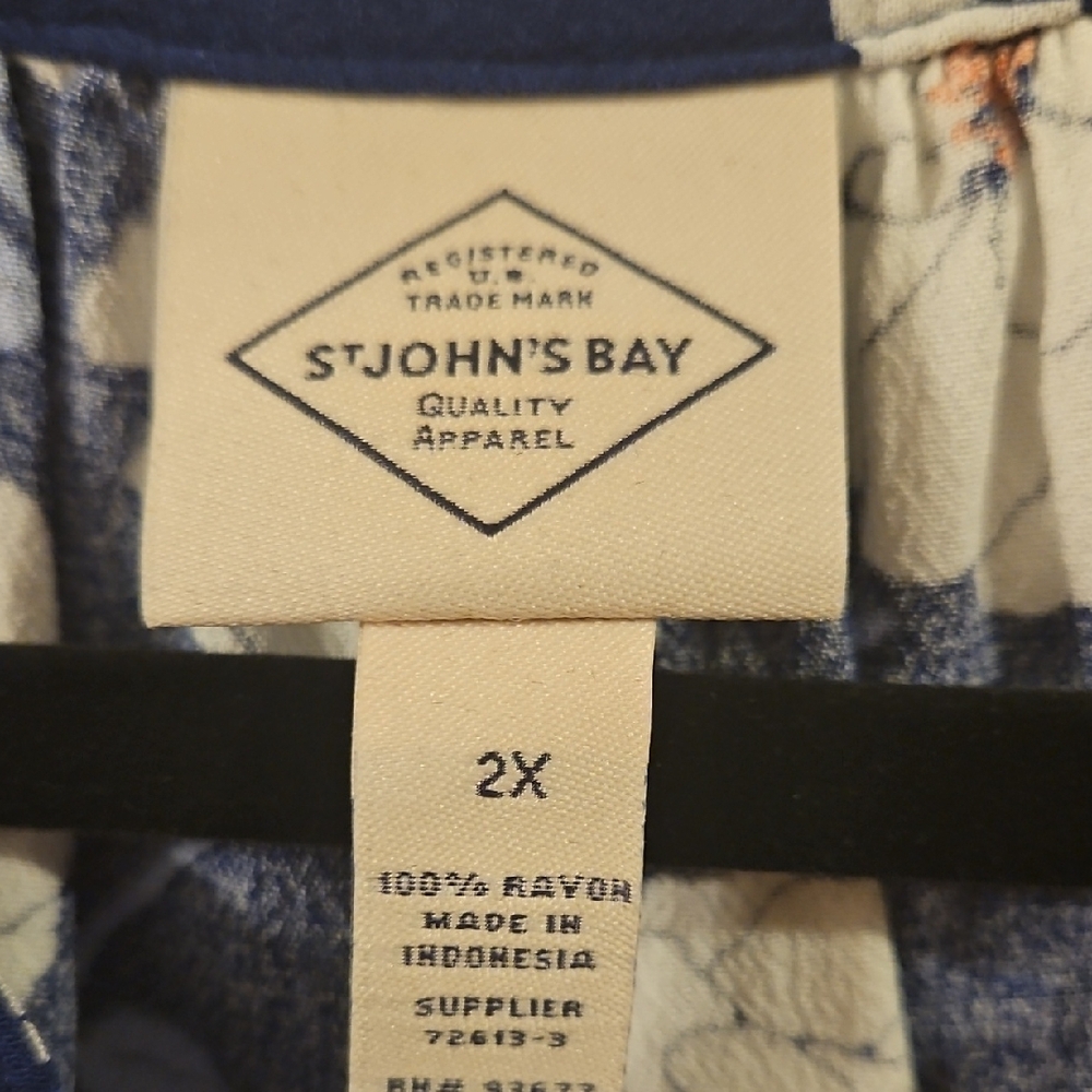 St. John's Bay 2X Navy Floral Blouse NWOT - Picture 3 of 6